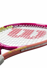 Raquette de tennis rose et orange avec un motif de cordage blanc, arborant un logo rouge proéminent et le texte "Intrigue 23" sur le cadre.