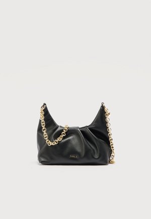 Zwarte Furla-handtas met gerimpeld leer en een gouden kettingschouderband, geplaatst tegen een effen lichte achtergrond.