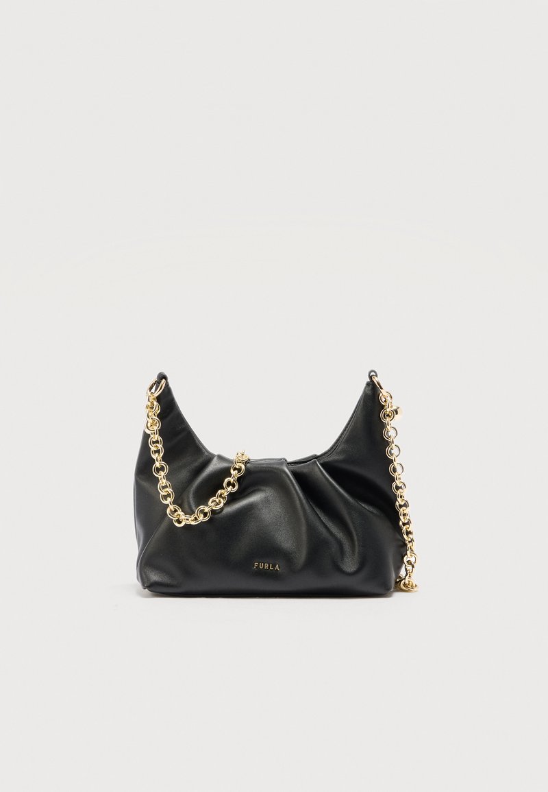Μαύρη τσάντα Furla με ραφιά από δέρμα και χρυσή αλυσίδα, τοποθετημένη σε απλό ανοιχτό φόντο.