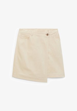 Beige Jeans-Minirock mit einer taillierten Silhouette, der eine Seitentasche, einen vorderen Knopfverschluss und eine dezente strukturierte Oberfläche aufweist.