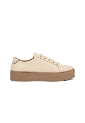 Beige lavtop sneaker med tyk brun gummisål, snørelukning og minimal syning på hæl og sider.