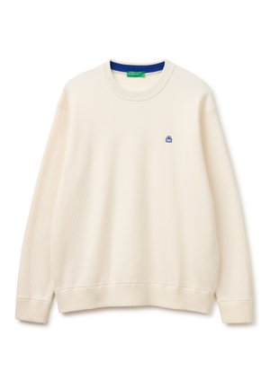 Sweter w kolorze kremowym, z długim rękawem i okrągłym dekoltem, z prążkowanymi mankietami i dołem, małe niebieskie haftowane logo na lewej piersi.