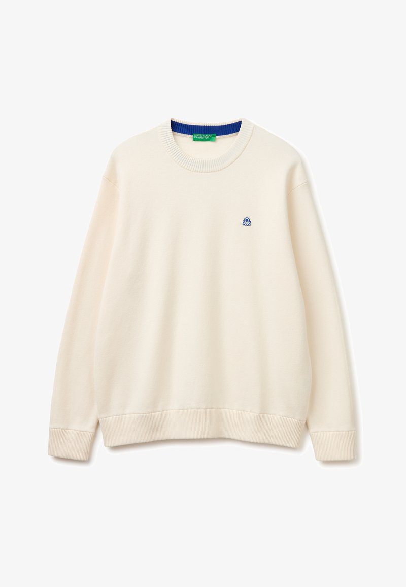 Pull crème à manches longues et col rond, poignets et ourlet côtelés, petit logo bleu brodé sur la poitrine gauche.