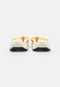 Salomon REELAX BREAK 6.0 - Vaikščiojimo sandalai - salmon/yellow