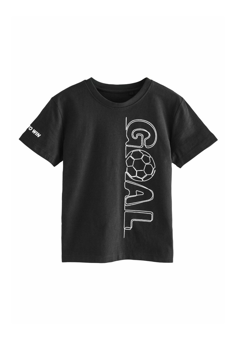 Svart kortärmad t-shirt med vertikal vit konturtext "MÅL" och en fotbollsgrafik som ersätter bokstaven "Å" på framsidan.