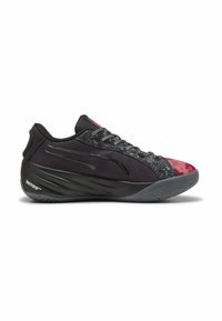 Chaussure de sport noire et violette avec un motif camouflage, tige texturée, accents réfléchissants et semelle rembourrée présentant un design de semelle distinct.