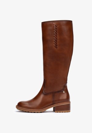 Braune Lederstiefel bis zum Knie mit einer geflochtenen Akzentuierung an der Seite, runder Zehenform und einem klobigen Absatz. Glatte Textur mit einem leicht glänzenden Finish.