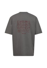 Grå bomulds t-shirt med tryk på ryggen af 20 stiliserede ansigtstræk i rustfarve, kvadratiske elementer og en afslappet pasform med korte ærmer.