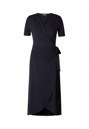 Zwarte wikkeljurk tot op de knie met korte mouwen en detail van strik aan de zijkant, met een V-halslijn en asymmetrische zoom.