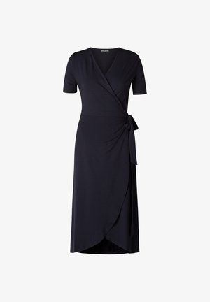 Zwarte wikkeljurk tot op de knie met korte mouwen en detail van strik aan de zijkant, met een V-halslijn en asymmetrische zoom.