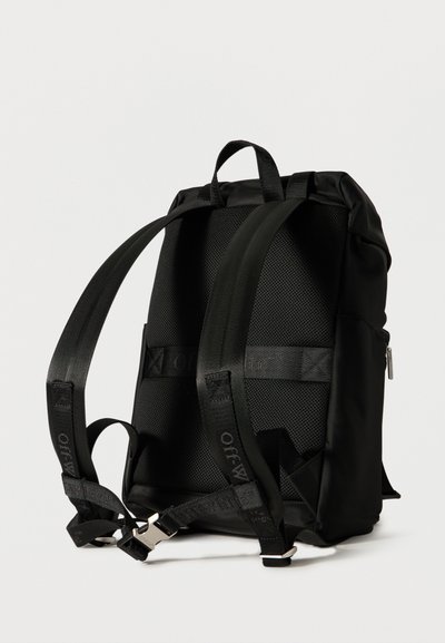 Sac à dos noir vu de dos avec bretelles rembourrées, panneau arrière en mesh respirant et boucles ajustables sur un fond uni.