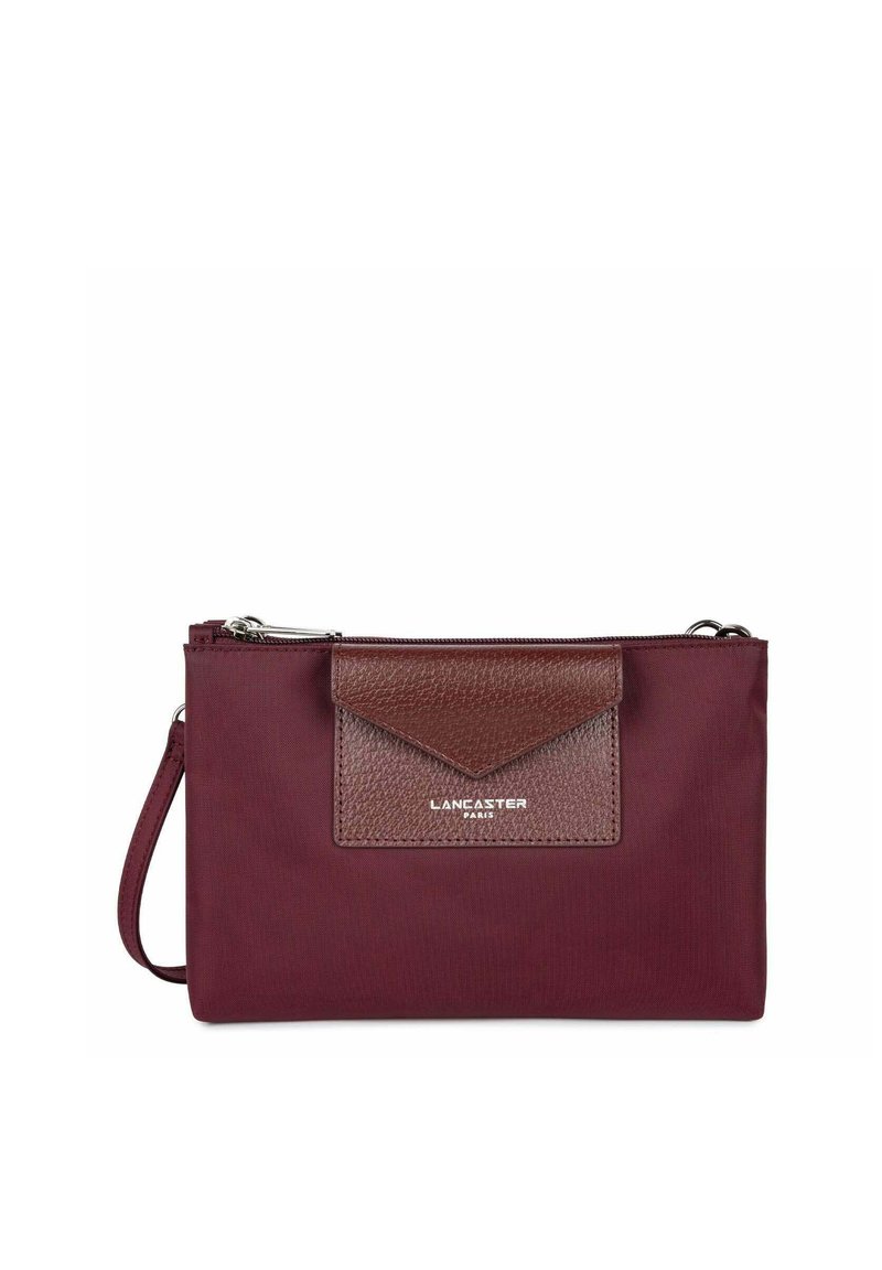 Borsa in tessuto bordeaux con una tasca a patta in pelle marrone, cerniera argentata e tracolla. Presenta il logo "Lancaster Paris" sul davanti.