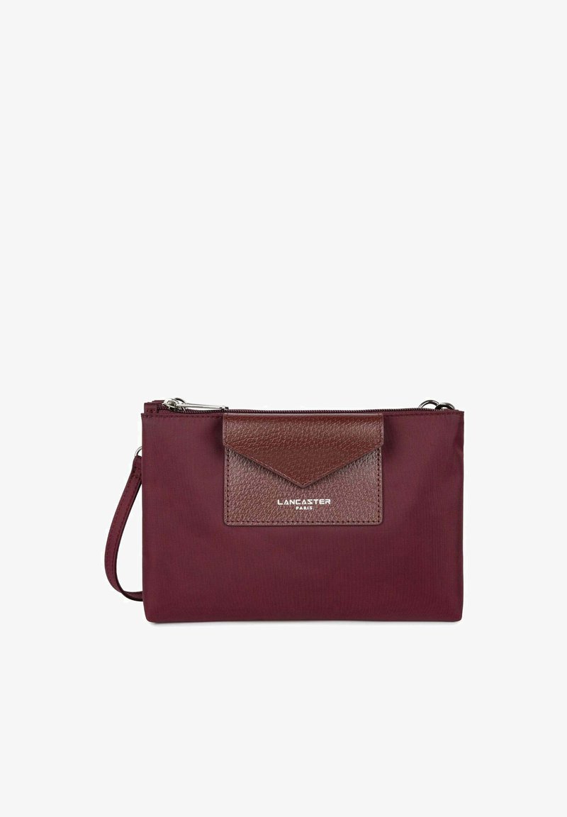 Borsa in tessuto bordeaux con una tasca a patta in pelle marrone, cerniera argentata e tracolla. Presenta il logo "Lancaster Paris" sul davanti.