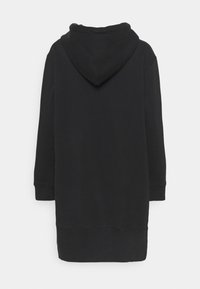 Robe à capuche noire en tissu doux. Elle présente une grande capuche, des manches longues, des poignets côtelés et une coupe décontractée avec un ourlet droit.