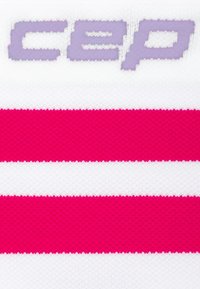 Calza compressiva con design a righe bianche, rosa e violetto, in tessuto testurizzato, con logo "CEP" in violetto su sfondo bianco.