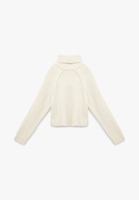 Suéter recortado color crema con un alto cuello de tortuga acanalado. Presenta mangas raglán y un tejido suave y texturizado.