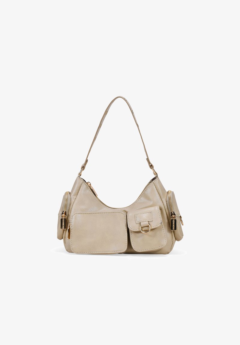 Bolso de piel beige con diseño curvado, dos bolsillos frontales, herrajes dorados y una correa para el hombro. Acabado texturizado con cremalleras.