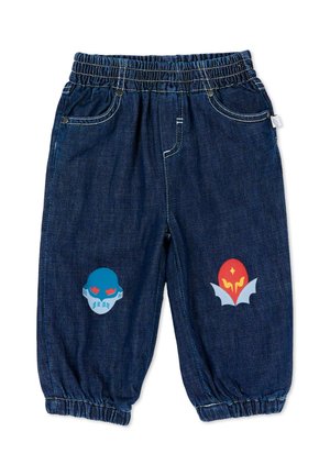 Pantaloni in denim blu scuro per bambini piccoli con vita e polsini elasticizzati, con una grafica di teschio blu sulla gamba sinistra e una grafica di fiamma rossa con ali sulla gamba destra.