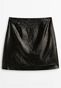 Mini-jupe noire en tissu texturé brillant avec une coupe droite et simple, présentée sur fond blanc.