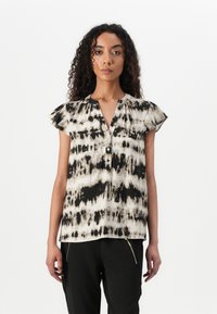 Svart og beige mønstret bluse med v-hals, korte bølgende ermer og detalj med knapper ved halslinjen. Glatt, lett stoff.