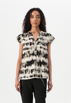 Svart og beige mønstret bluse med v-hals, korte bølgende ermer og detalj med knapper ved halslinjen. Glatt, lett stoff.