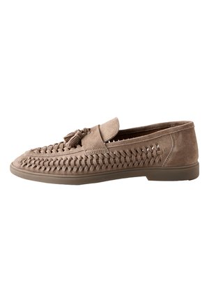 Hellbrauner Veloursleder-Slipper mit geflochtenem Obermaterial und Quasten-Detail oben, flacher Gummisohle und Schlupf-Stil.