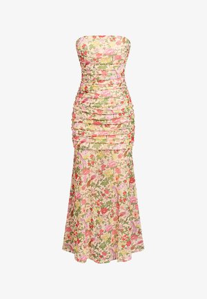 Maxi-jurk zonder bandjes met geplooide details en een bloemen- en vogelpatroon in pastelkleurige tinten roze, groen en rood op een lichtbeige achtergrond.