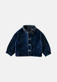 Marineblå pelsjakke med sort læderkrave, fem knapper foran og en kort, afslappet pasform. Blød tekstur og afrundede ærmekanter.