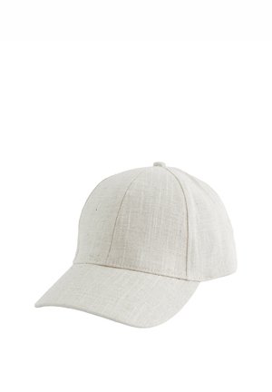 Svetlo béžová textúrovaná látková šiltovka so zakriveným šiltom a šitým panelovým dizajnom, izolovaná na bielom pozadí.