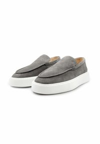 Grijze suède instapschoenen met een ronde neus, een witte rubberen zool en stikselaccenten langs de randen.