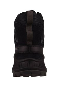 Czarne buty trekkingowe z teksturowaną cholewką z zamszu, panelami z siateczki i gumową podeszwą. Posiadają tkaninową pętelkę z tyłu i detal z logo.