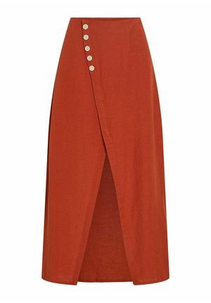 Jupe midi couleur rouille avec fente devant et cinq boutons beige le long du haut côté gauche.