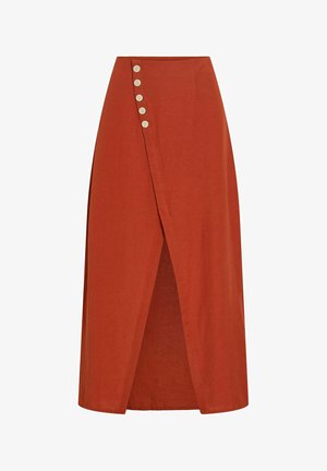 Jupe midi couleur rouille avec fente devant et cinq boutons beige le long du haut côté gauche.