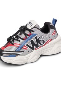 Sneaker a rete grigia con accenti neri, rossi e blu. Presenta un audace logo "W6", lacci neri e una suola bianca con texture.