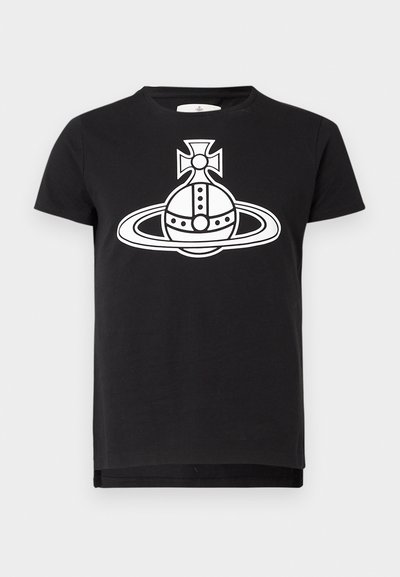 T-shirt preta de mangas curtas com um grande gráfico branco de um orbe estilizado e anel, com uma cruz no topo, ao centro da parte frontal.