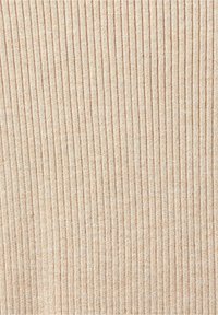 Béžová pletená tkanina s vertikálním žebrováním; měkká textura a jemné horizontální akcenty v mírně tmavším odstínu.