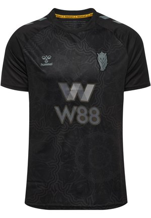 Czarny sportowy trykot z subtelnym wzorem kota, jasnoszare logo kota na piersi, branding Hummel oraz napis sponsora "W88" na środku.