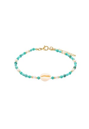 Delikatna bransoletka z turkusowymi i białymi koralikami, złotymi akcentami, centralnym białym wisiorkiem w kształcie muszli oraz złotym zapięciem typu lobster z regulowanym łańcuszkiem.
