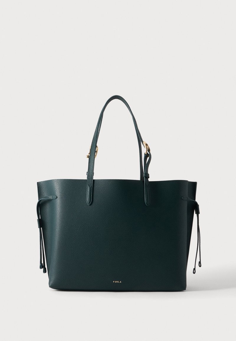 Sac cabas en cuir vert foncé avec deux anses, détails à cordon sur les côtés et petit logo doré au centre devant.