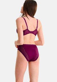 Lila beha en high-waisted broekje set, met geometrische mesh accenten, verstelbare banden en soepele stof voor comfort.