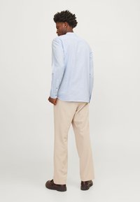 Jack & Jones JJESUMMER BAND LINEN MIX SHIRT - Marškiniai - blue
