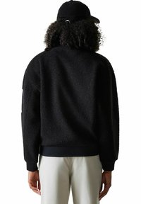Schwarzer Fleece-Pullover mit einer strukturierten Oberfläche, gerippten Bündchen und Saum. Die Rückansicht zeigt die Schulternaht und eine gerade Passform. Ergänzt durch eine passende Mütze.