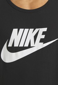 Sort atletisk tanktop med et stort hvidt "NIKE" logo med swoosh-design, lavet af glat, let stof.