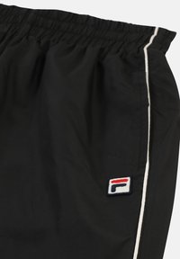 Schwarze Sportshorts mit einem elastischen Bund, weißen Seitenstreifen und einem kleinen, mehrfarbigen gestickten Logo auf der linken Seite.