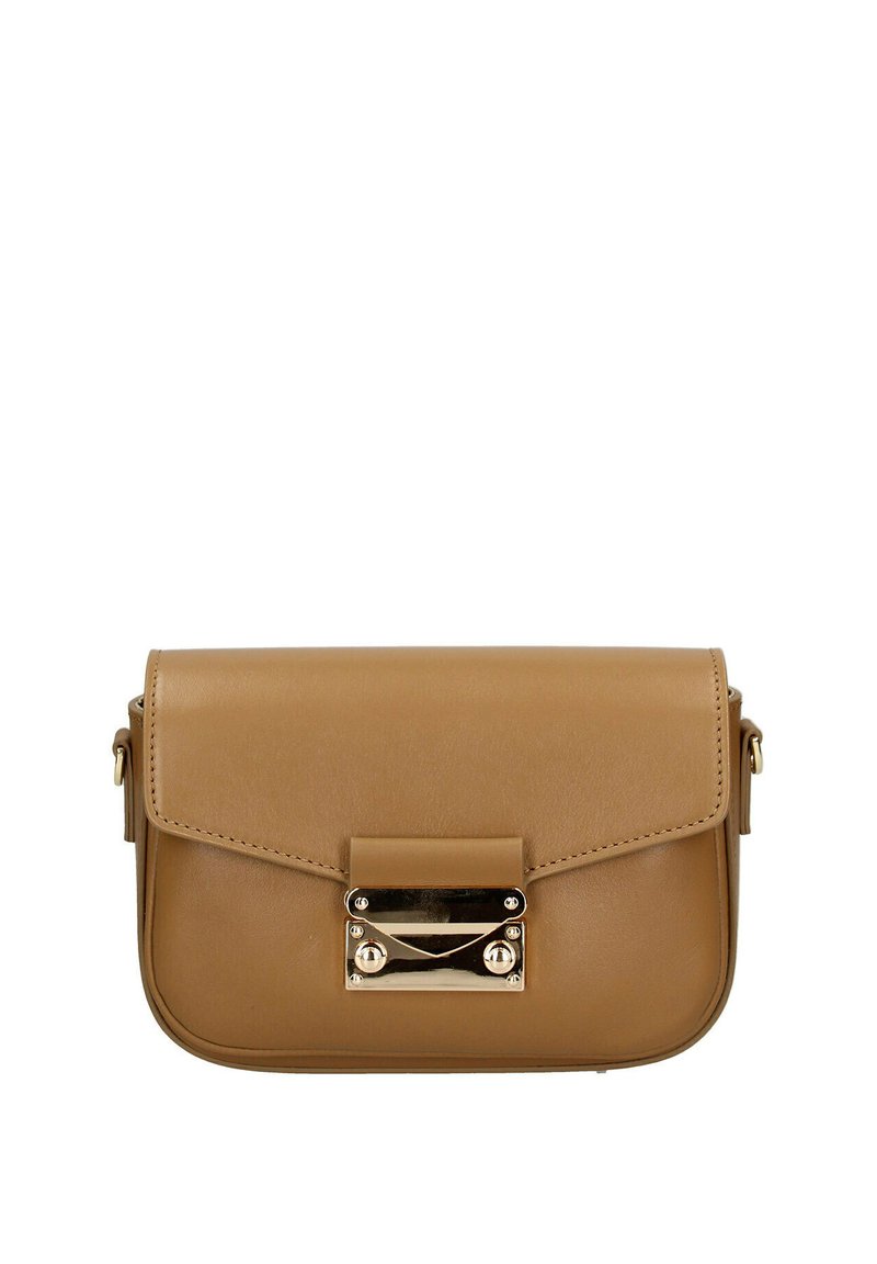 Borsa a tracolla in pelle tan con chiusura a patta e accessori metallici dorati lucidi. Presenta una forma rettangolare con un design pulito e minimalista.