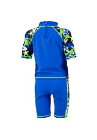 Maillot de bain bleu à manches courtes et jambes. Le design présente des motifs abstraits verts et noirs. Fermeture éclair dans le dos. Tissu texturé.