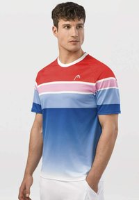 Sport T-shirt voor heren in rood, roze, blauw en wit met horizontale strepen; gemaakt van glad, lichtgewicht stof; ronde hals.