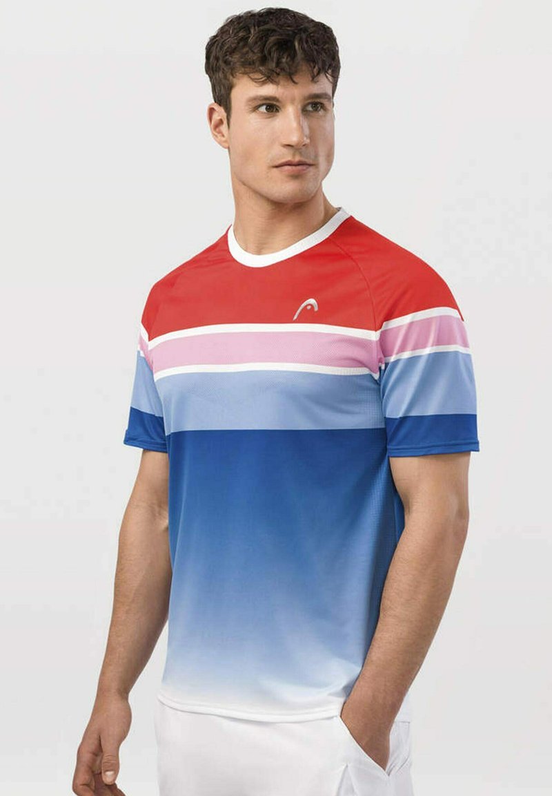 Sport T-shirt voor heren in rood, roze, blauw en wit met horizontale strepen; gemaakt van glad, lichtgewicht stof; ronde hals.