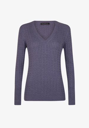 Lila Kabelstrick V-Ausschnitt Langarmpullover mit gerippten Bündchen und Saum, frontseitig auf einem weißen Hintergrund präsentiert.