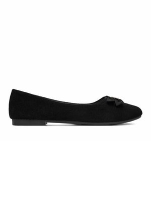 Zapato plano de ballet de ante negro con un pequeño lazo decorativo en la punta y suela plana, mostrado de perfil sobre fondo blanco.